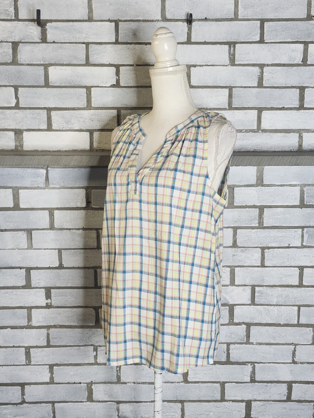 • St. John's Bay Womens Medium Sleeveless Blouse Top Plaid Split V-Neck Pastel M
